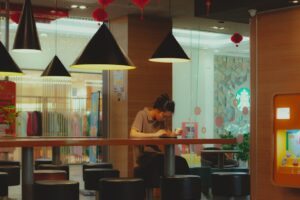 solo dining travel tips